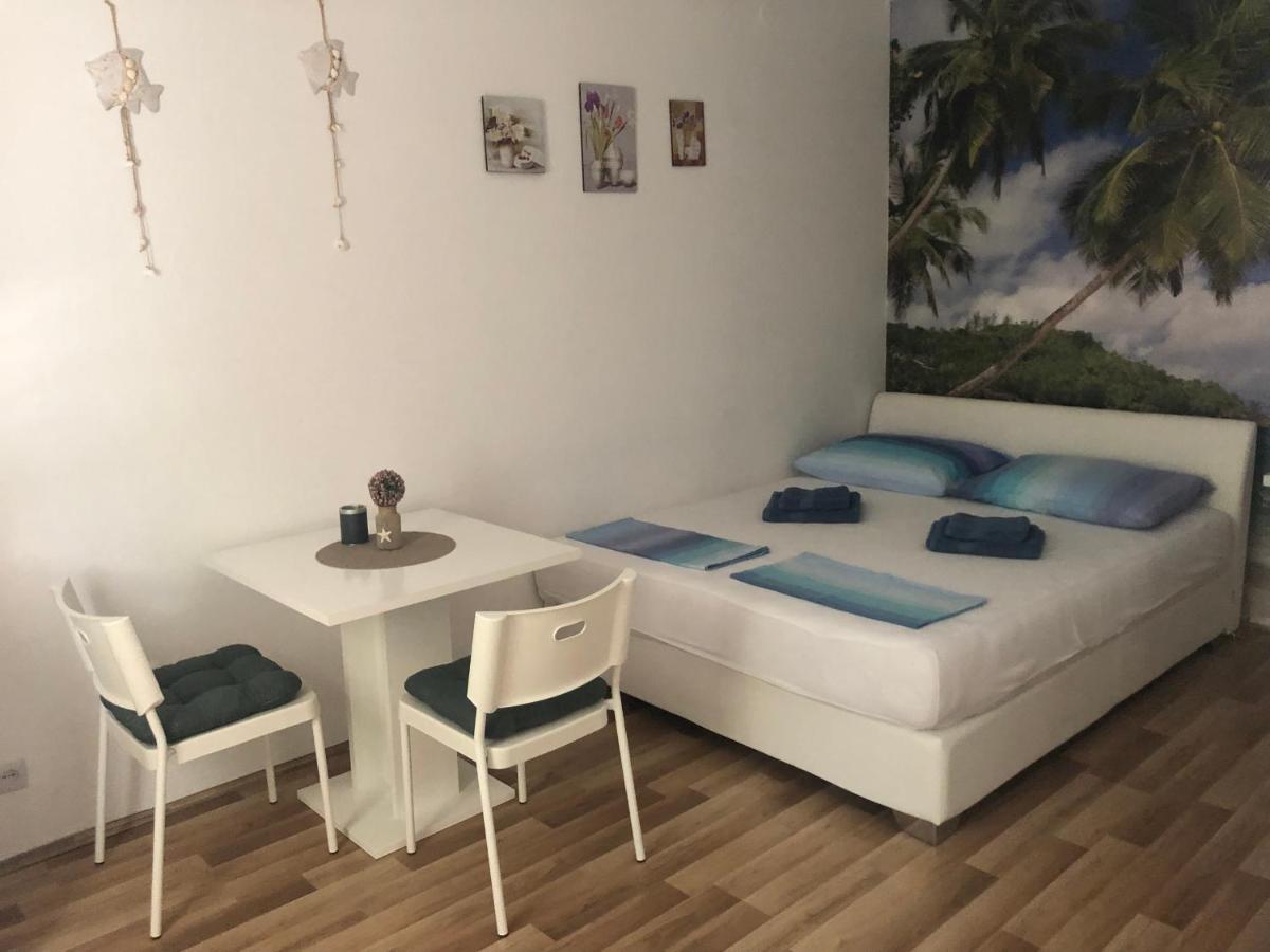 Apartment & Rooms Laura Brela Buitenkant foto