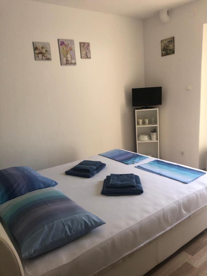Apartment & Rooms Laura Brela Buitenkant foto