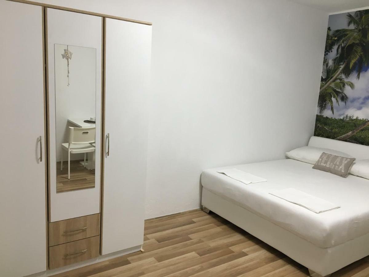 Apartment & Rooms Laura Brela Buitenkant foto