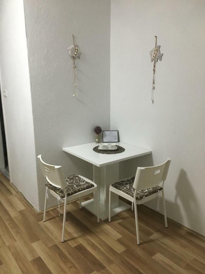 Apartment & Rooms Laura Brela Buitenkant foto