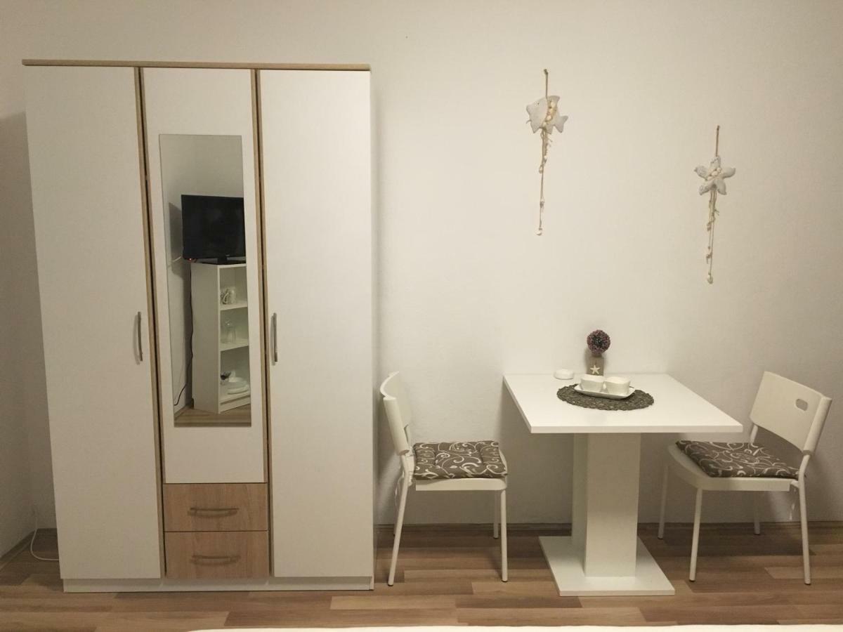 Apartment & Rooms Laura Brela Buitenkant foto